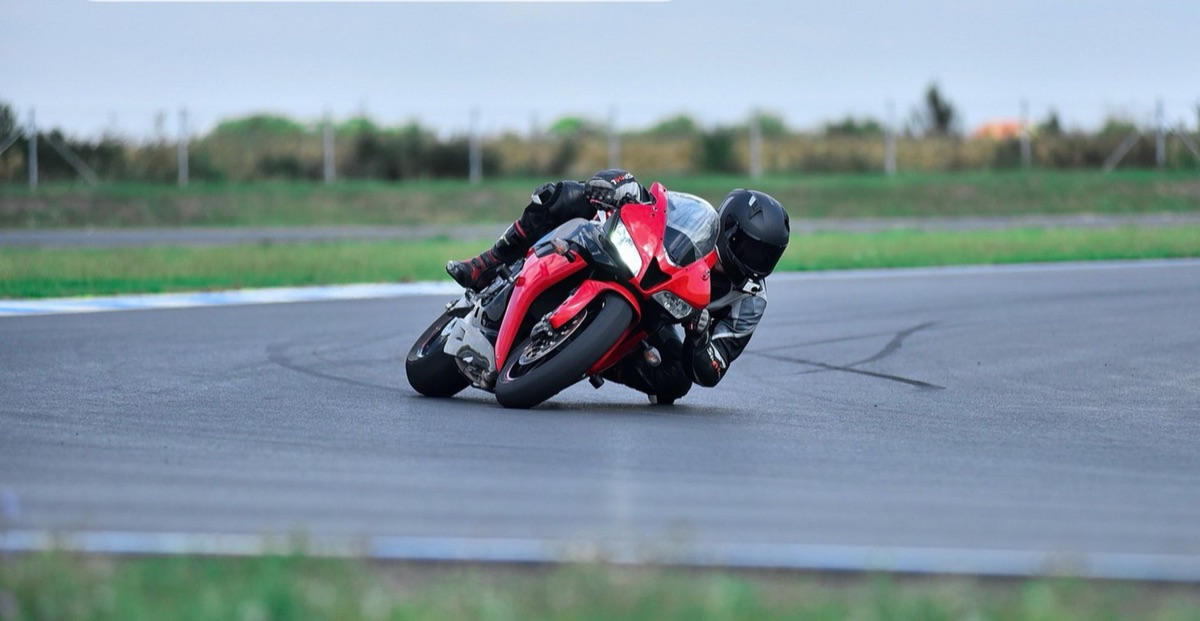 Détails techniques d'un moteur de moto haute performance.