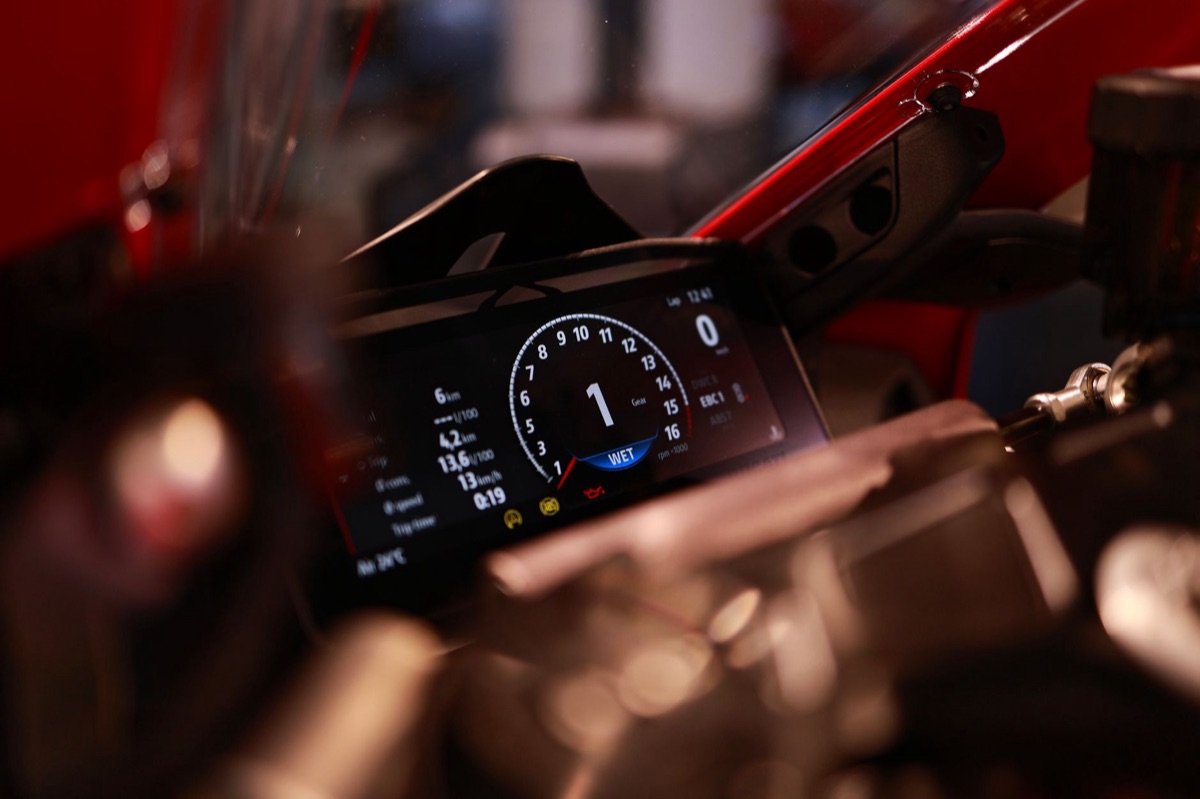 最新の電子制御システムを表示するスポーツバイクのメーターパネル