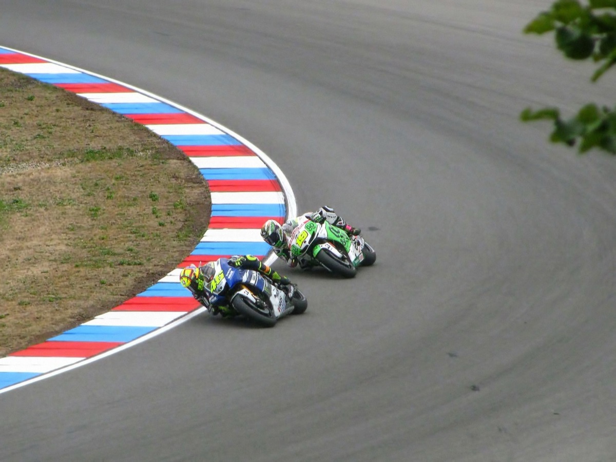 サーキットを走行するレーシングモーターサイクルの躍動感