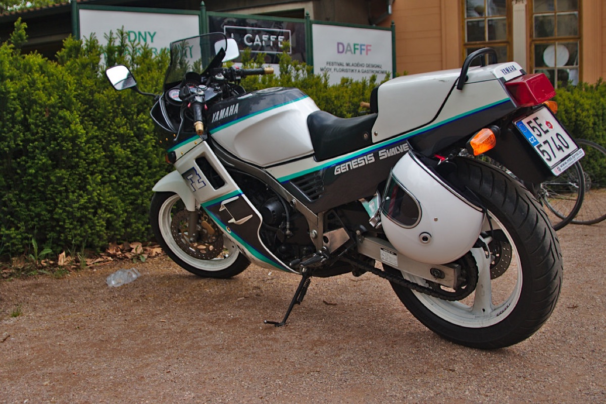 Motor de motocicleta esportiva vermelha em destaque.