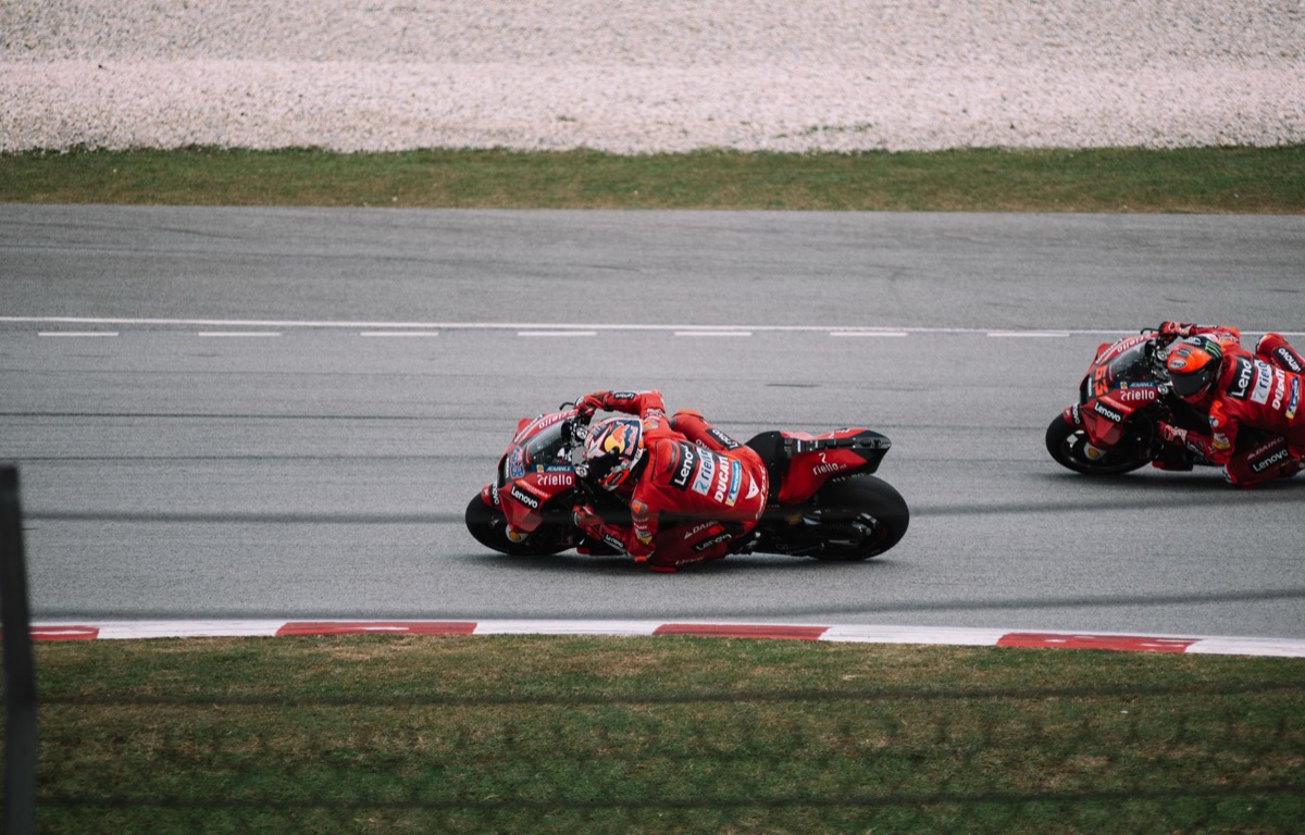 Pista de corrida de MotoGP com curvas desafiadoras.