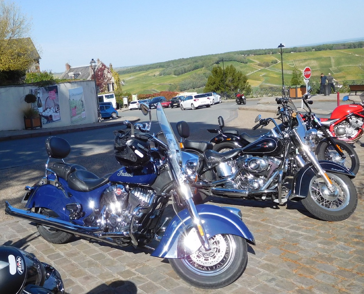 Una motocicletta cruiser parcheggiata su una strada panoramica al tramonto