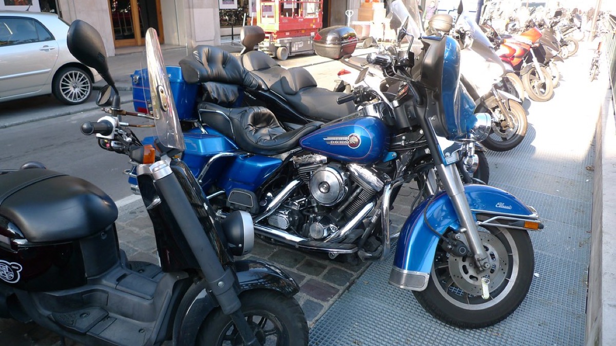 Close-up van een glanzende V-twin motorblok.