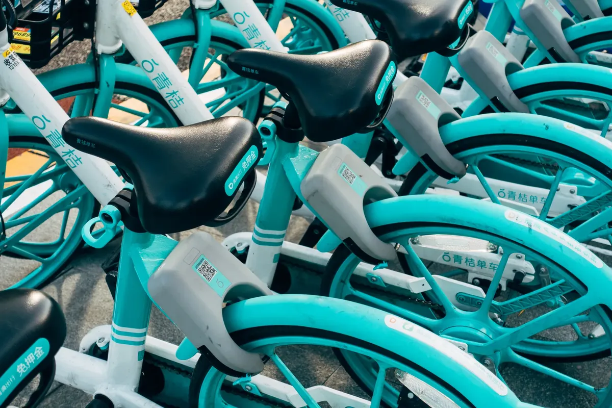 中国北京で、色とり丰富的なレンタル自転車が屋外に停まっている