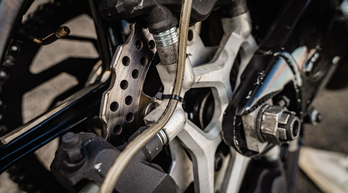 Detailaufnahme eines hochmodernen Motorradmotors.