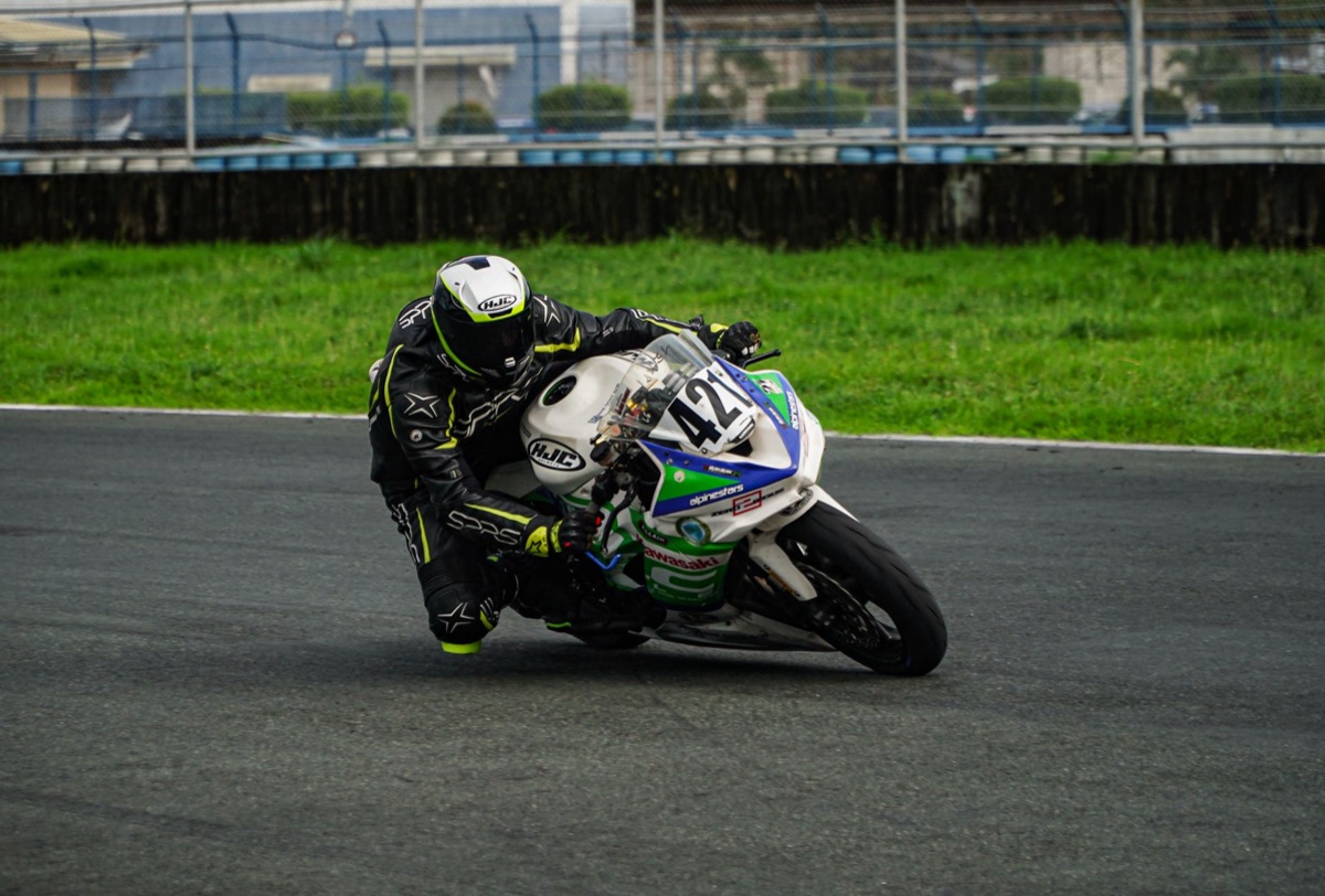 Motocicleta de carreras tomando una curva en un circuito profesional.