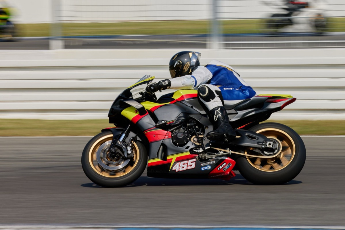 Primer plano de componentes aerodinámicos de una moto de competición.
