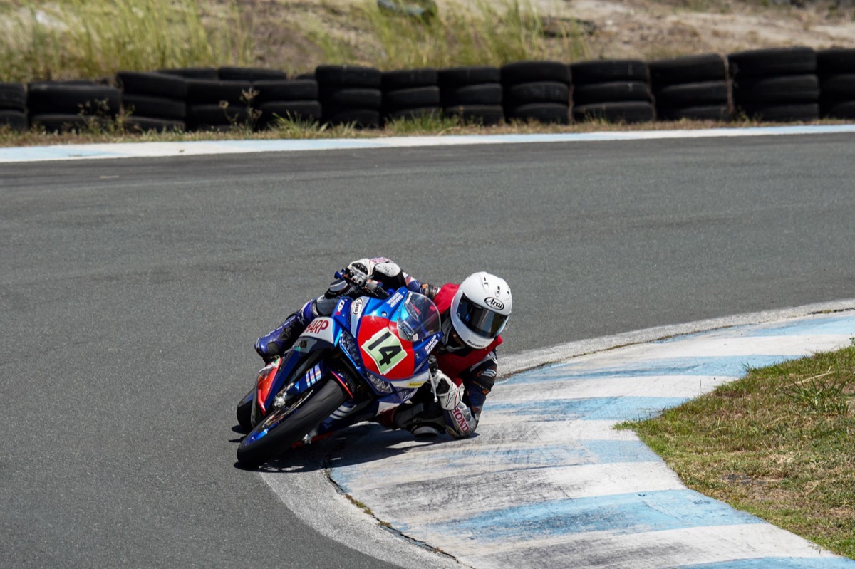 Gros plan sur le pneu de performance d'une moto de course sur circuit.
