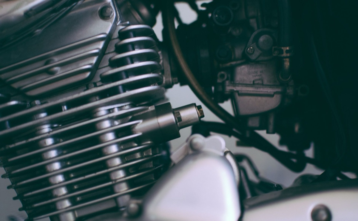 Componenti tecnici della sospensione di una moto da corsa.