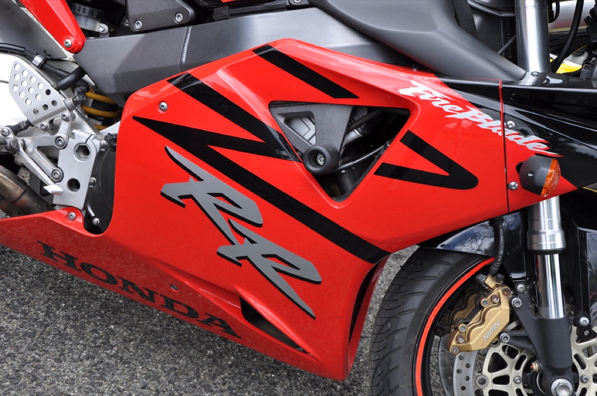 サーキットのコーナーを駆け抜けるレーシングバイク