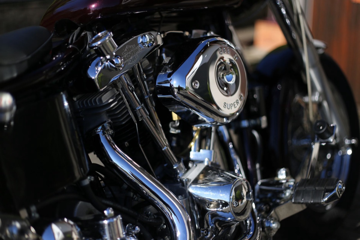 Harley Davidson und Triumph Cruiser Vergleich: Motorrad-Auspuff
