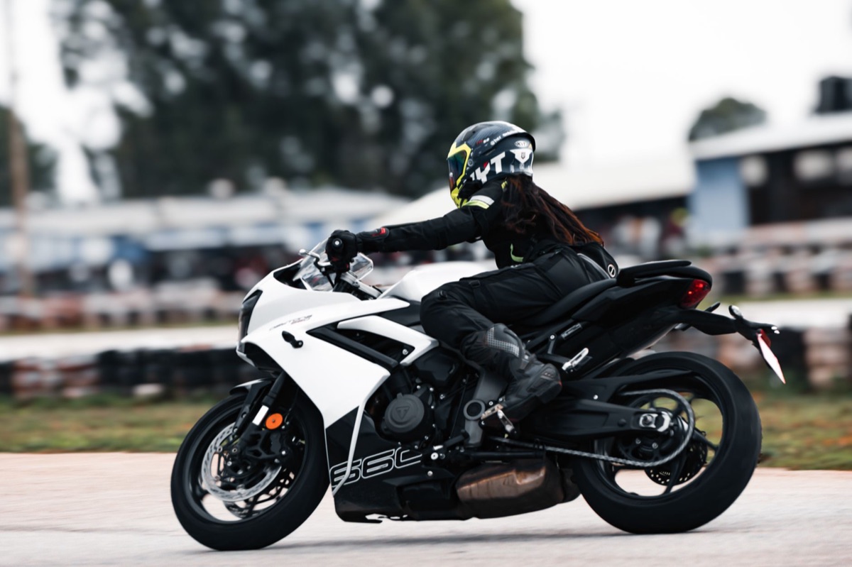 Harley Davidson und Triumph Cruiser Vergleich: Motorrad-Airbox