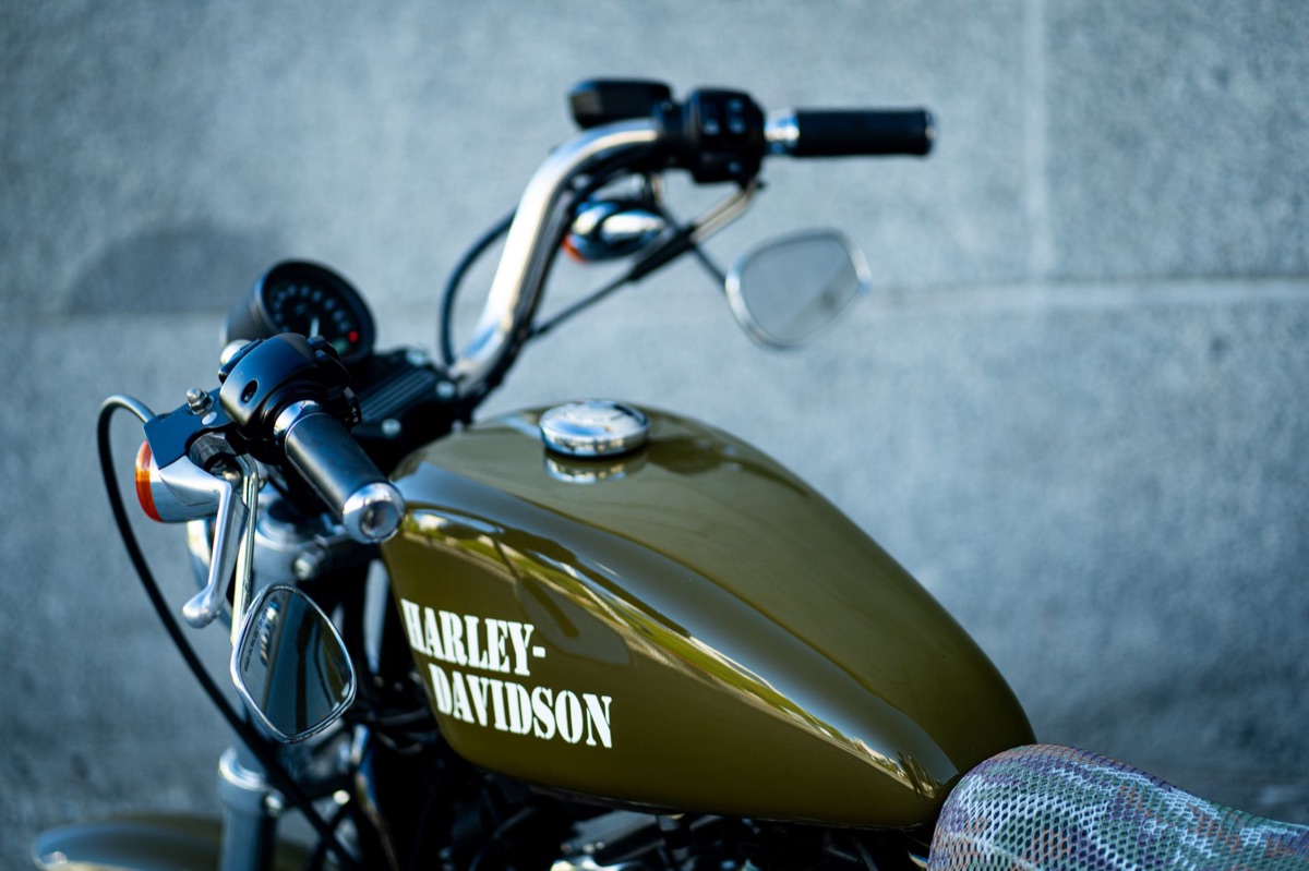 motocicleta Harley Davidson custom com detalhes de motor e design