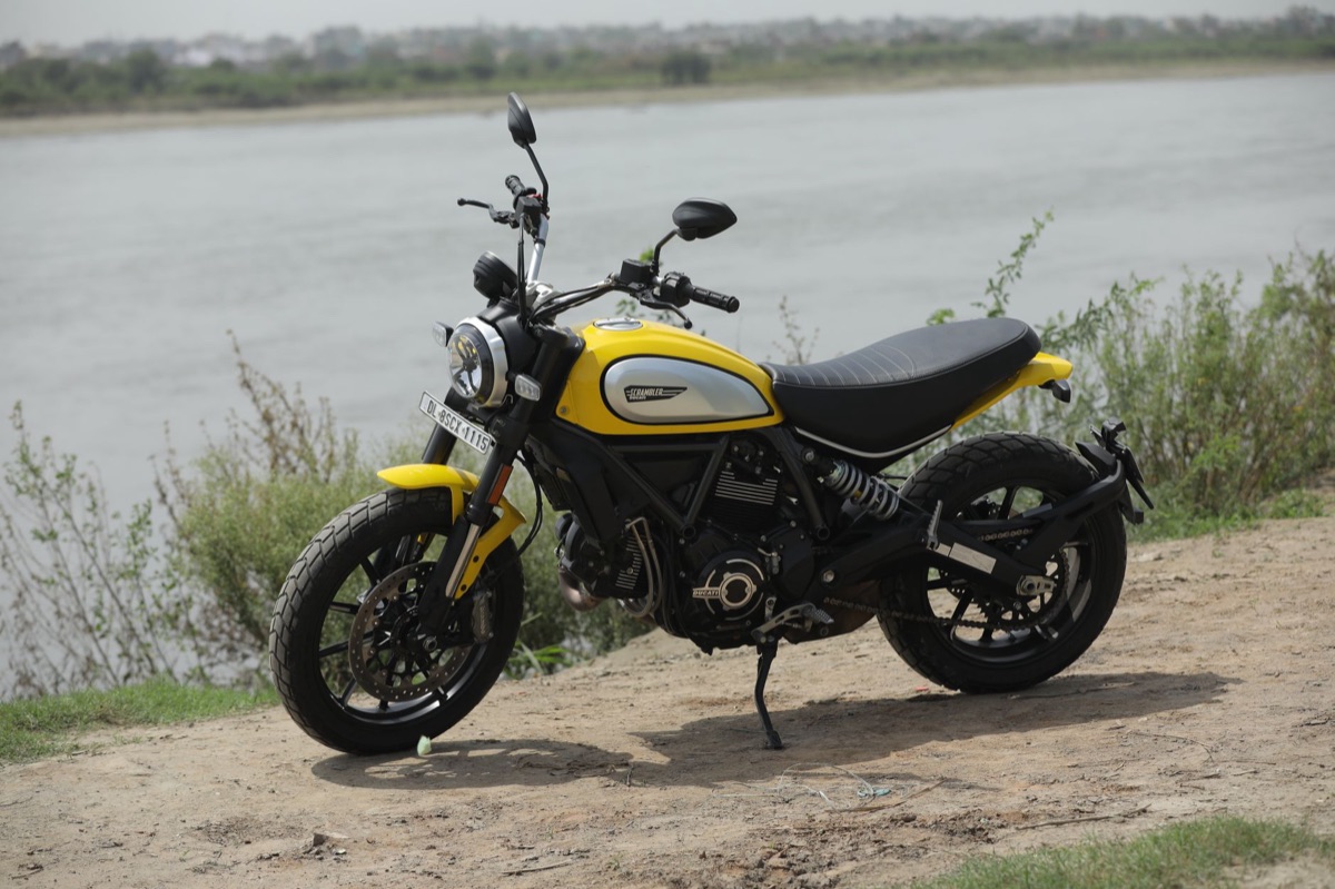 motocicleta Triumph Street Scrambler com detalhes de motor e design
