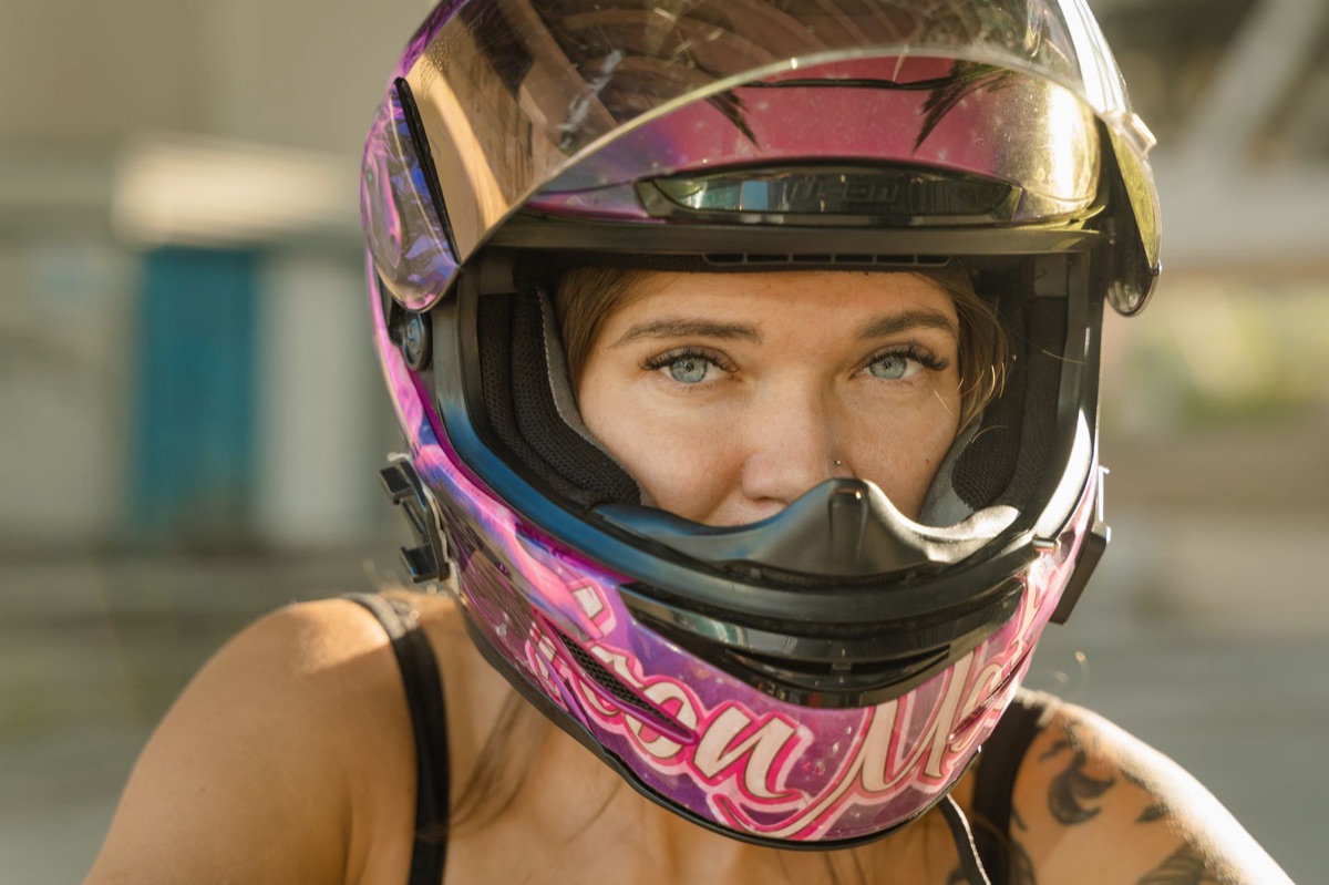 Detalle de la visera del casco de motocicleta