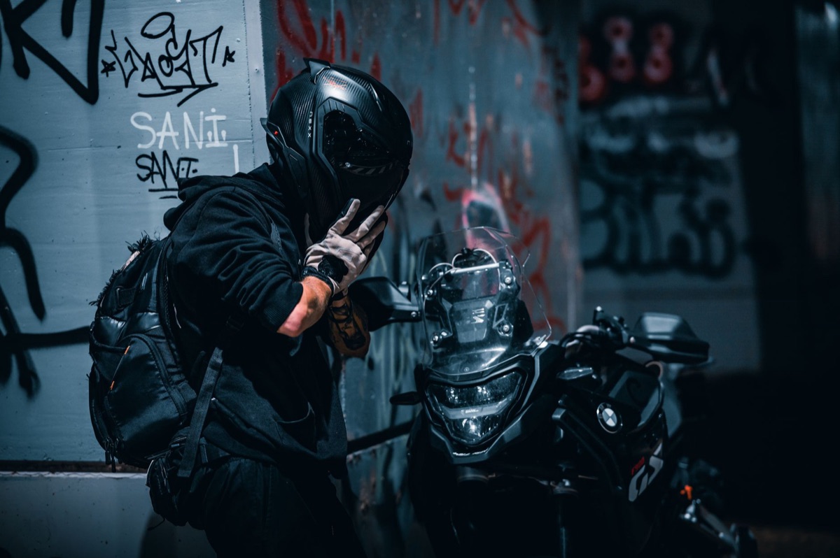 Guantes de cuero sobre piezas de moto