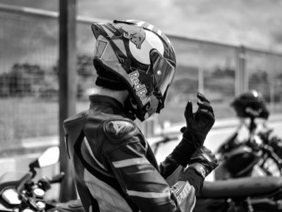 Helm, jas, laarzen: Jouw levensverzekering op de motorweg