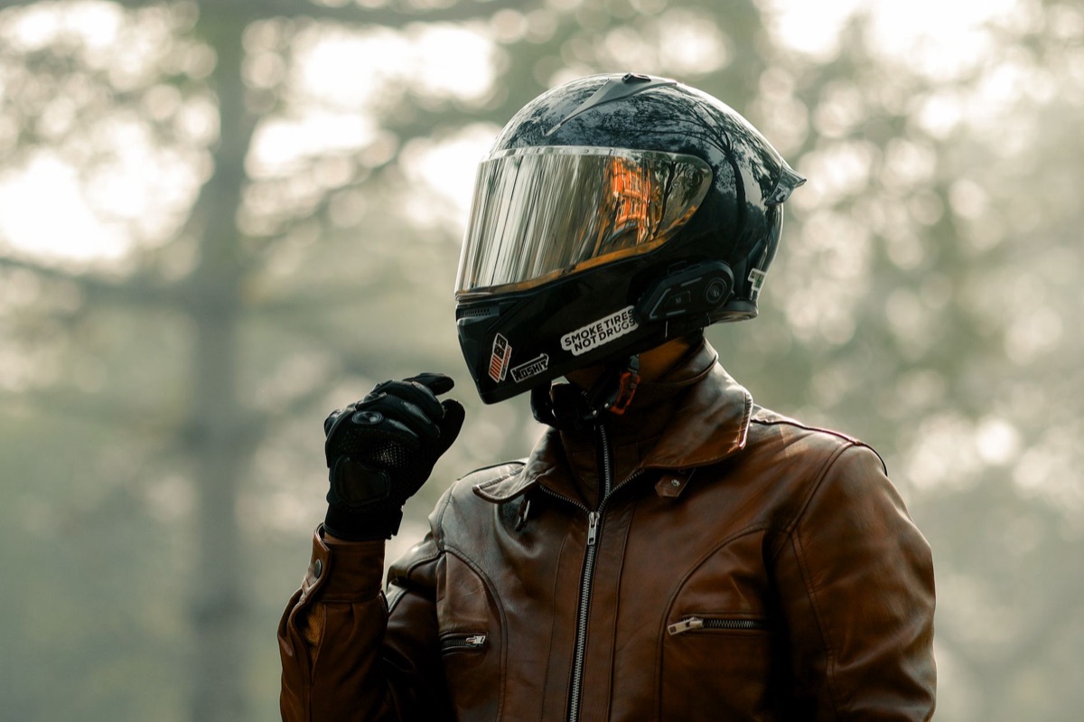 Helm vizier op motorfiets