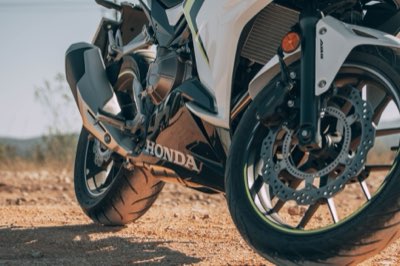 Moto touring vs deportiva: cómo elegir la mejor para ti