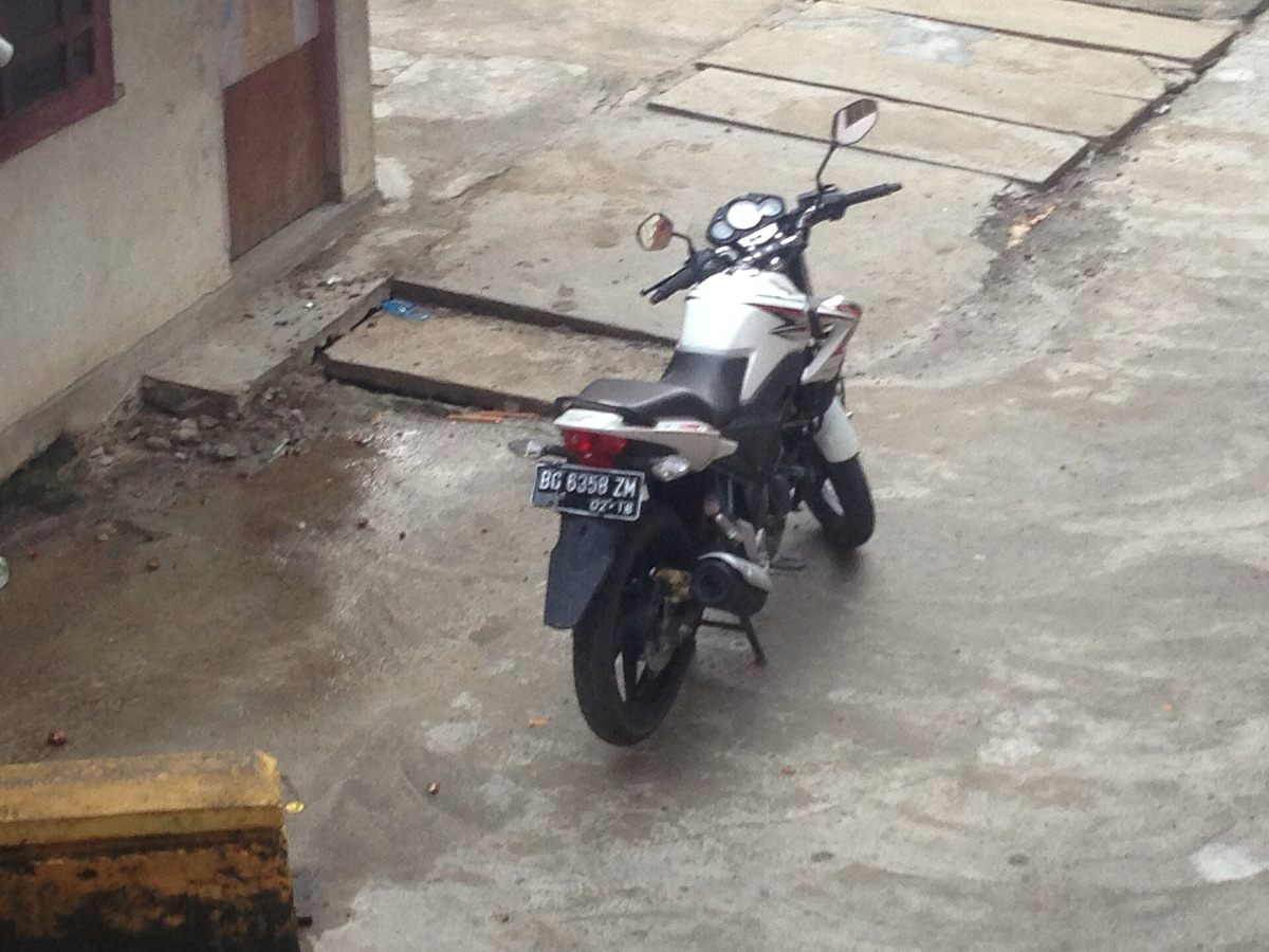 Motorcycle em chuva com sistema eletrônico ativo